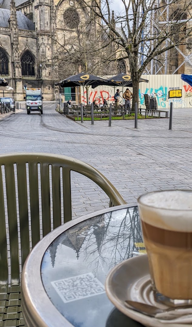 Un café en terrasse face à la basilique Saint-Michel