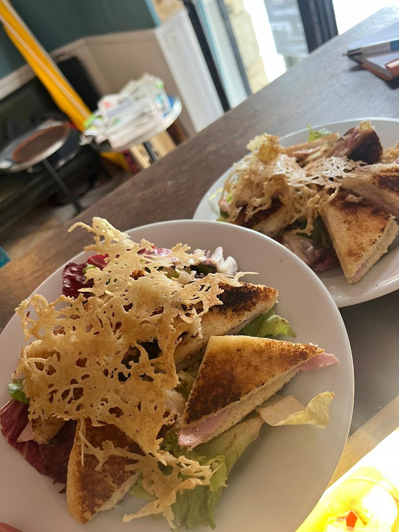 Deux assiettes de sandwiches grillés et salade