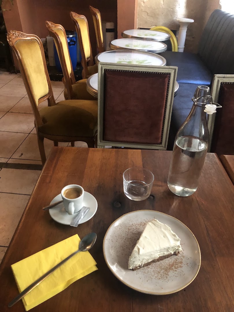Une part de gâteau avec espresso et eau